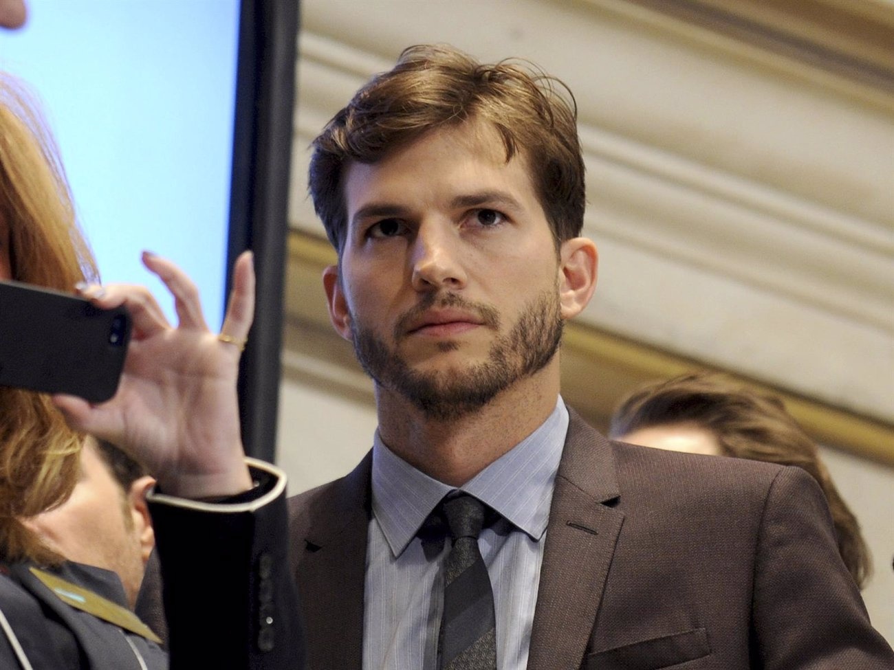 Ashton Kutcher bricht zusammen, wenn er über seinen Zwillingsbruder spricht