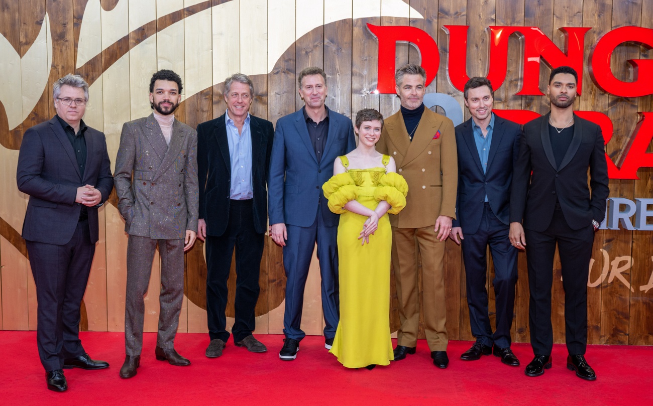 Hugh Grant presenta junto a Chris Pine y Regé-Jean Page la nueva película ‘’Dungeons and Dragons: Honor Among Thieves’’ en Berlín