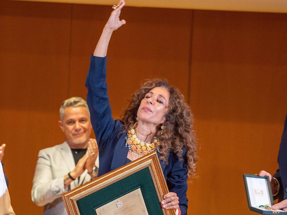 Rosario Flores, muy emocionada, recibe el título póstumo de hija predilecta de Cádiz para su madre, Lola Flores