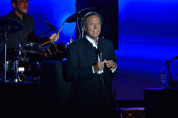Sources close to Julio Iglesias clearly deny worrying rumors about his health