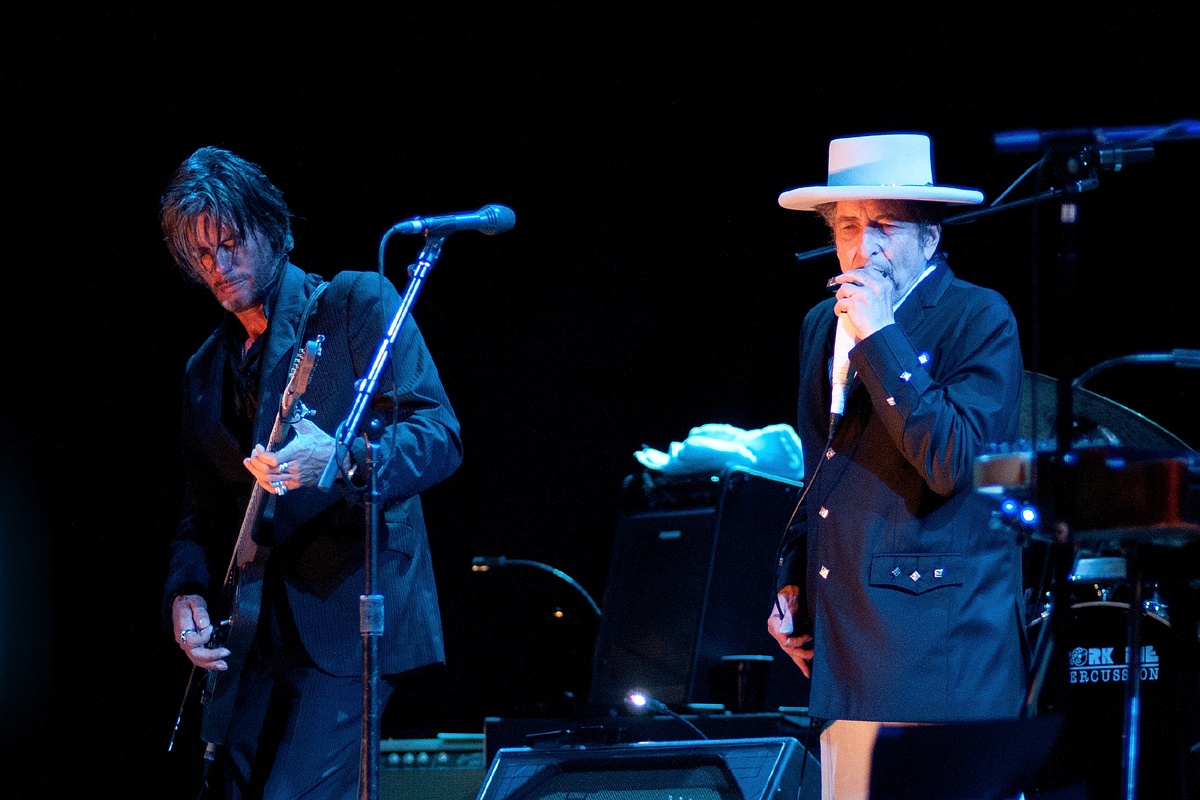 Goodbye to telephones at Bob Dylan concerts in Spain