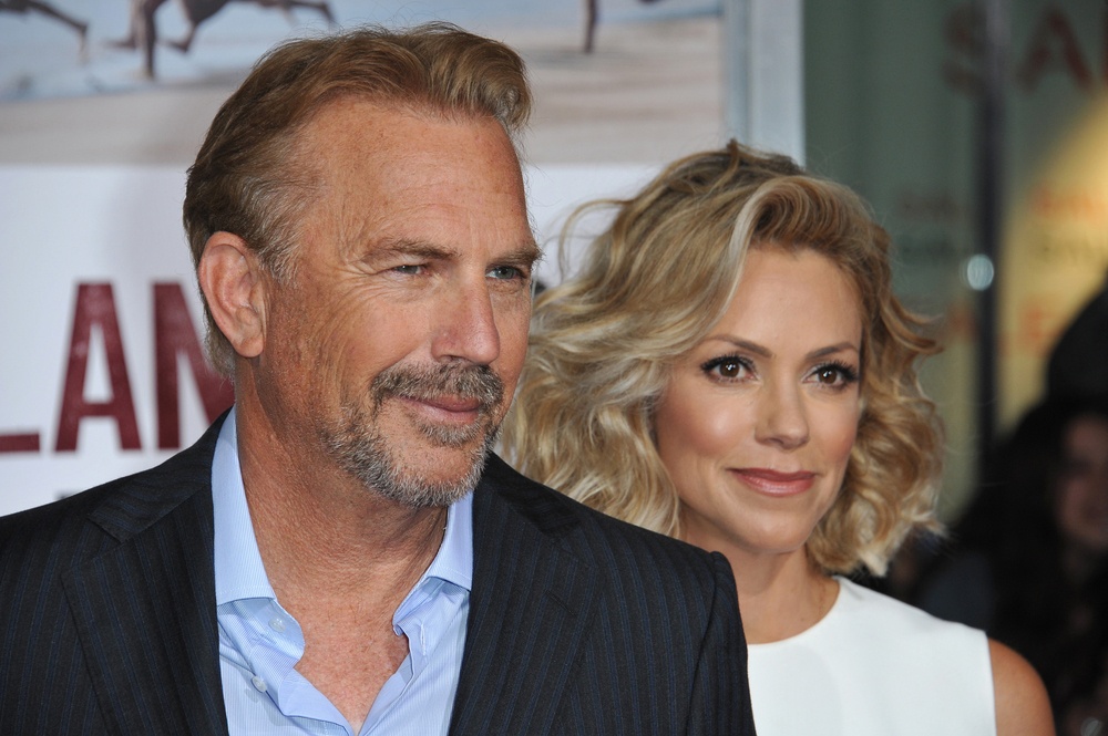 Christine Baumgartner pasa página con Kevin Costner al ser vista con un amigo del actor en Hawái