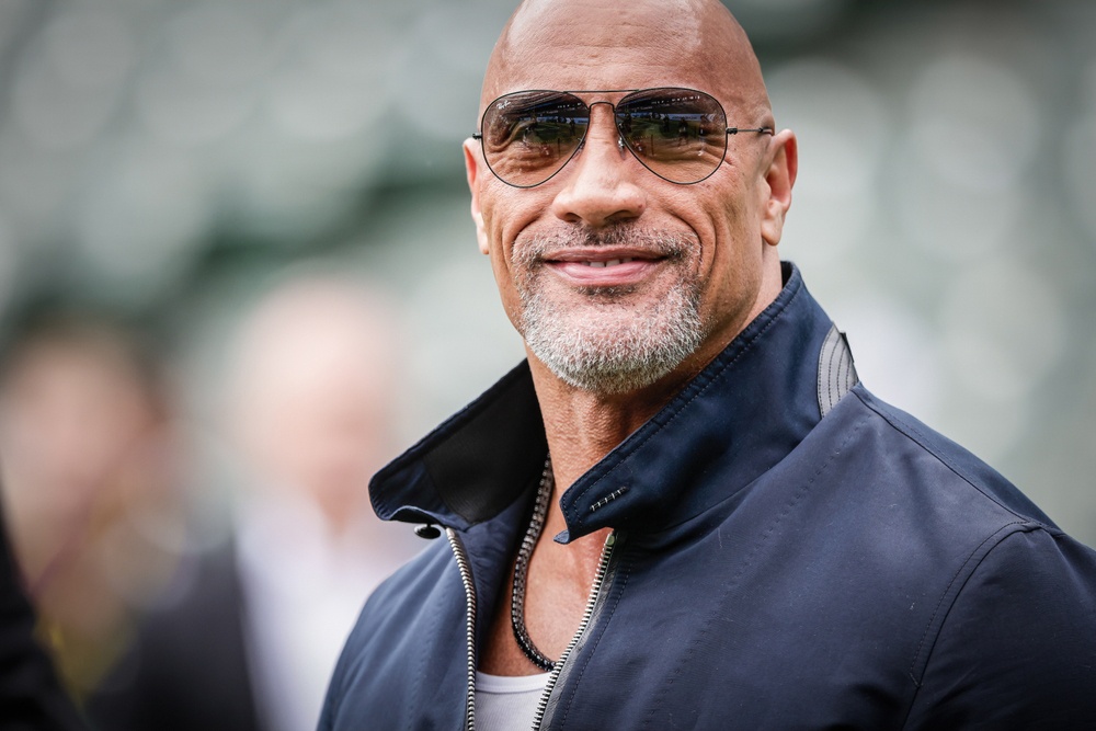 Dwayne Johnson se moja en la huelga de actores y decide donar a sus compañeros actores con una donación histórica