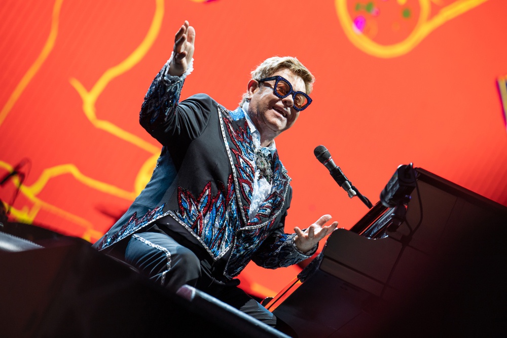 Elton John dice adiós a las giras después de 52 años con un emotivo concierto final