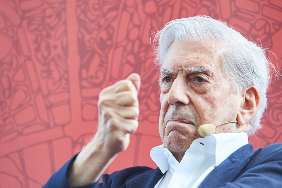 Mario Vargas Llosa, ingresado por Covid-19 en Madrid