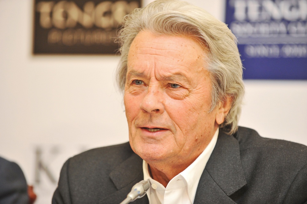 Alain Delon decide vender todo su patrimonio y dejar sin herencia a sus hijos para evitar peleas