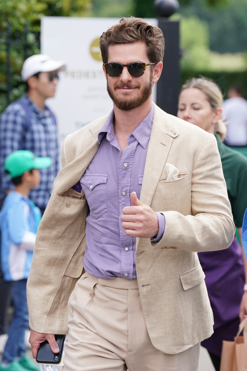 Andrew Garfield asistió con un cómodo y combinado traje