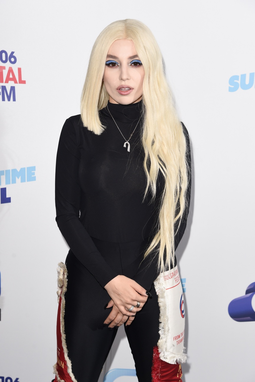 Ava Max sufrió una agresión sobre el escenario