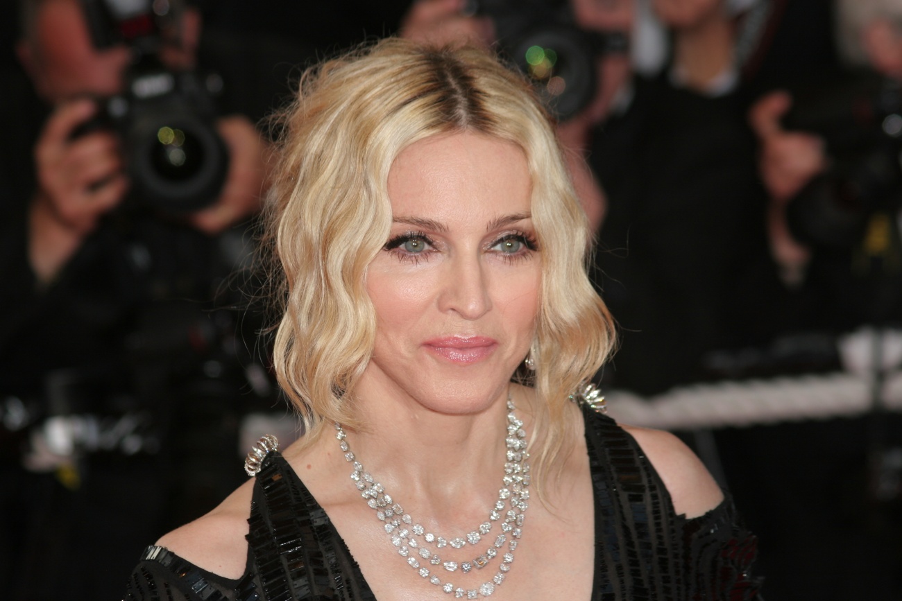Festejando su 65 cumpleaños después de su hospitalización, Madonna exclama: ‘’Es genial estar viva’’
