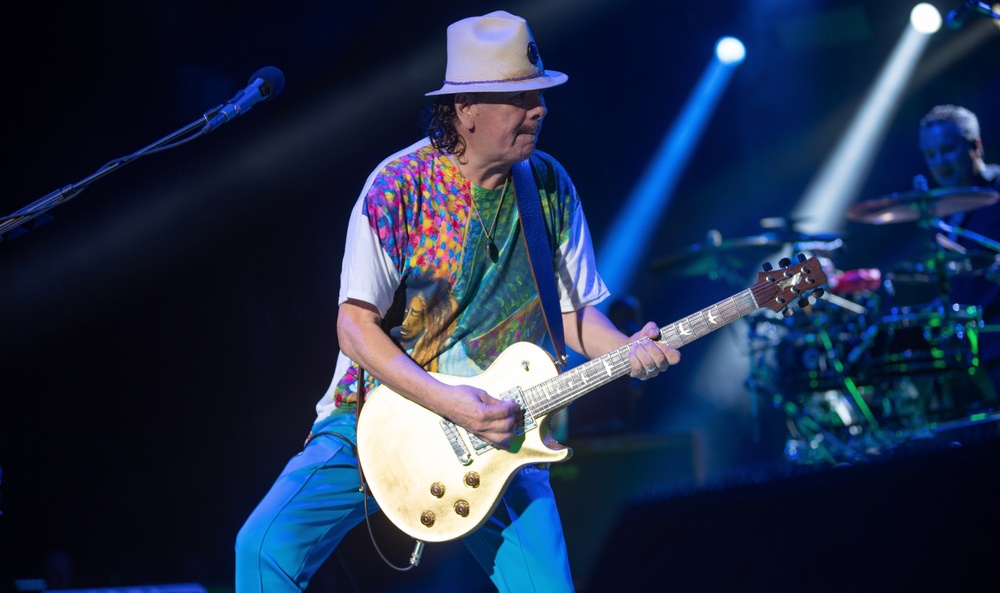 La controversia rodea a Carlos Santana luego de discurso antitrans en concierto, pide disculpas
