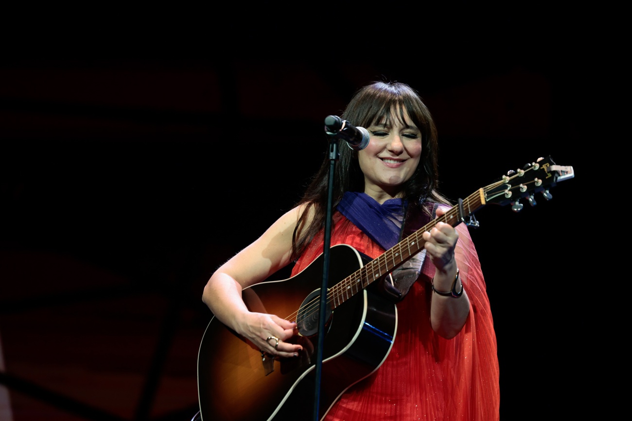 Eva Amaral reivindica la libertad de las mujeres cantando a pecho descubierto