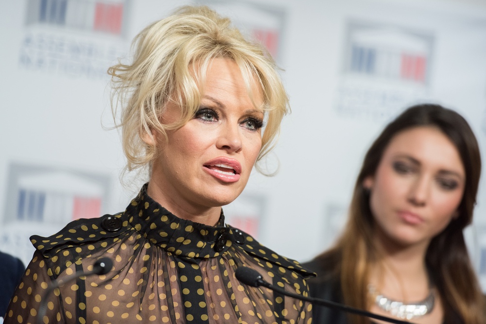 Pamela Anderson y su escaso maquillaje: Aquí está la explicación