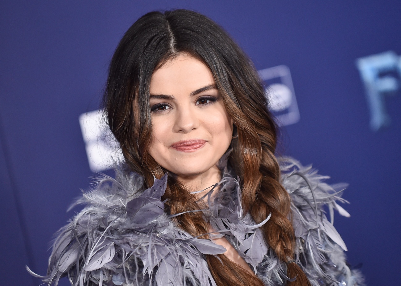 Doble sorpresa musical: Selena Gómez y Miley Cyrus lanzan canción en paralelo y comparten divertido meme de su adolescencia